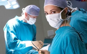 Əməliyyat masasında xəstə ilə \"bazarlıq\" edən mühasib SAXLANILDI - FOTO