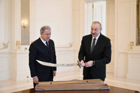 Hulusi Akar İlham Əliyevə qılınc hədiyyə etdi - FOTO