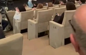 \"Bu Şəhərdə\" konsertində gözlənilməz dava: Qadın ərini başqa biri ilə tutdu - VİDEO