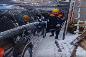 Qəbələdə tikilinin dam örtüyü avtomobilin üzərinə aşdı