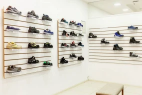 Məşhur 24 saat ərzində 3 milyon dollar dəyərində rezin başmaqları satdı - FOTO