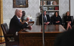 Bayden kresloya döşək qoyub oturdu - Fotolar