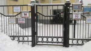 Avtobus qəza edərək məktəbin həyətinə girdi - FOTO