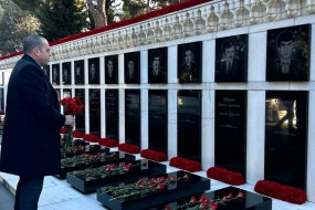 İsrailin yeni səfiri Şəhidlər Xiyabanını və Albert Araqunovun məzarını ziyarət etdi - FOTO