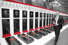 ABŞ səfiri Şəhidlər xiyabanında