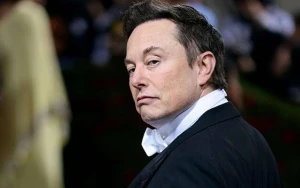 Elon Mask \"Tesla\"nın yeni modeli ilə görüntüləndi - FOTO