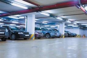 Avtomobil parkinqin 2-ci mərtəbəsindən düşdü - FOTO