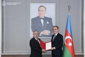Birol Akgün etimadnaməsinin surətini Ceyhun Bayramova təqdim etdi