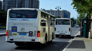 Sürücüsü olmayan avtobus qəza törətdi - VİDEO