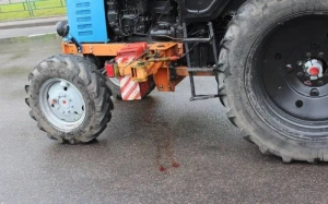 Tovuzda avtomobil traktorun qoşqusuna çırpıldı - Ölən var