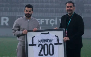 \"Neftçi\" rəsmisi Emin Mahmudova xatirə hədiyyəsi bağışladı