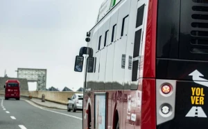 \"BakuBus\"a məxsus avtobus 2 maşını əzdi - FOTO