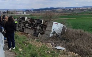 Şagirdləri daşıyan servis avtobusu aşdı: 27 yaralı var - FOTOLAR