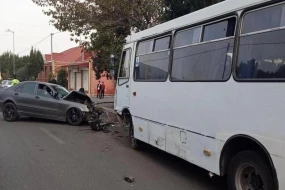Avtobus minik maşını ilə toqquşdu - Xəsarət alanlar var