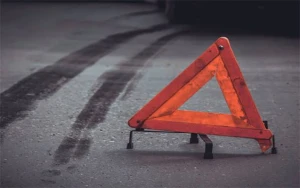Qazaxda minik avtomobili daşa çırpıldı  
