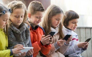 Dünyada məktəblərdə smartfon qadağası - Uşaqlara kömək edirmi?