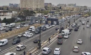 Bakıda film səhnələrini xatırladan qəzanın görüntüləri - VİDEO