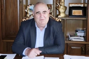 Şərurlu İsfəndiyar&nbsp; \"Səni axtarıram\" verilişinin 15 illik yubileyində bu şəxsə mənzil hədiyyə etdi - FOTO/VİDEO