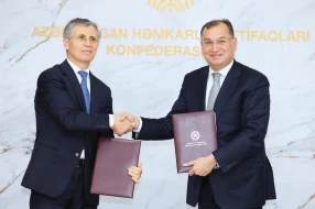 Azərbaycan Həmkarlar İttifaqları Konfederasiyası ilə Sosial Tədqiqatlar Mərkəzi arasında Memorandum imzalandı - FOTOLAR