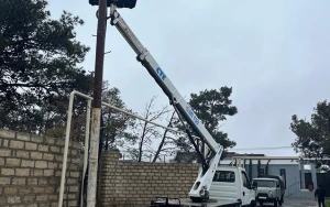 “Azərişıq” yağışın yaratdığı qəzaları aradan qaldırır - Fotolar