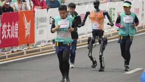 Robotlar insanlarla eyni yarışda qaçdılar-İLK DƏFƏ