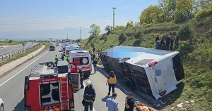 Sərnişin avtobusu aşdı -&nbsp;1 ölü, 2 yaralı