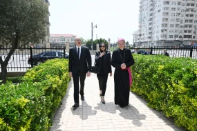Prezidentlə xanımı Müqəddəs Məryəm Ana kilsəsində - FOTOLAR