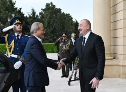 Prezident Pezeşkianı qarşıladı