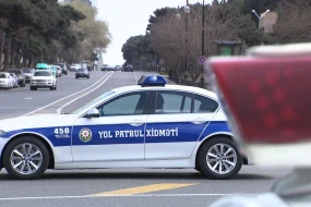 Narkotik qəbul edən sürücü mikroavtobusu polislərin üzərinə sürdü - VİDEO