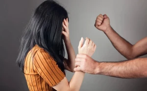 2 kişi 1 qadını vəhşicəsinə döydü - ANBAAN GÖRÜNTÜLƏR