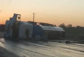 Yük maşını aşdı - 2 nəfər yaralandı