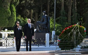 İlham Əliyevlə xanımı Heydər Əliyevin məzarını ziyarət etdilər