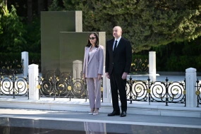 İlham Əliyevlə xanımı Fəxri Xiyabanda - FOTOLAR