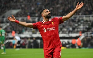 3-cü dəfə ilin futbolçusu seçildi 