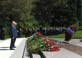 Azərişıq\" ASC-nin əməkdaşları və rəhbər heyəti Fəxri xiyabanda - FOTO