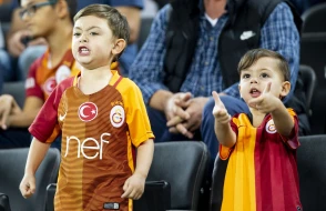 “Qalatasaray” formalı uşaq döyüldü - ANBAAN GÖRÜNTÜ