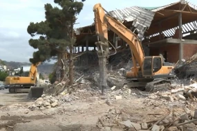 İcra hakimiyyəti vətəndaşın evini sökdürdü - VİDEO