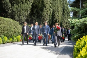 ETSN kollektivi Heydər Əliyevin məzarını ziyarət etdi - FOTOLAR