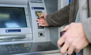 Bankomatda unutduğu pulu oğurladılar