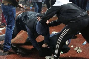 Vəzifəli şəxs küçədə vətəndaşı döydü - TƏFƏRRÜAT