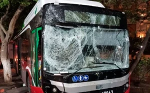 Bakıda 2 sərnişin avtobusu toqquşdu - Xəsarət alanlar var