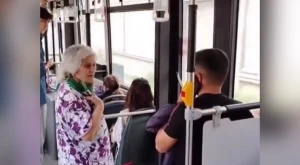 Bakıda əlindən bıçaq olan qadın təşviş yaratdı - VİDEO
