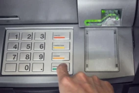 Sumqayıtda qadın kartdan 2600 manat oğurladı