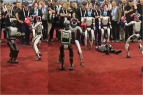 Çində insanabənzər robotlar döyüşdürüldü - VİDEO