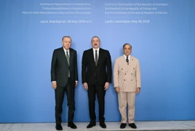 Üç qardaş ölkədən dünyaya mesaj