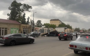 Külək tikilinin damını maşının üstünə aşırdı