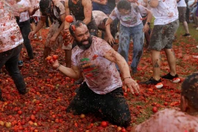 Kolumbiyada pomidor festivalından görüntülər