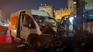 Mikroavtobusla minik avtomobili toqquşdu - Xəsarət alanlar var
