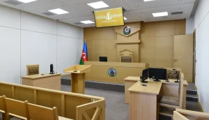 Uşaqlarını görmək istəyən anaya bıçaq atıldı - Məhkəmə binasında insident 