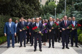 Peşə bayramında Fəxri Xiyaban və Şəhidlər Xiyabanına ziyarət - FOTOLAR